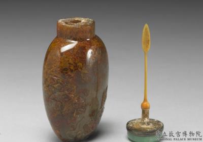 图片[2]-Agate snuff bottle depicting two lions playing with a ball.-China Archive